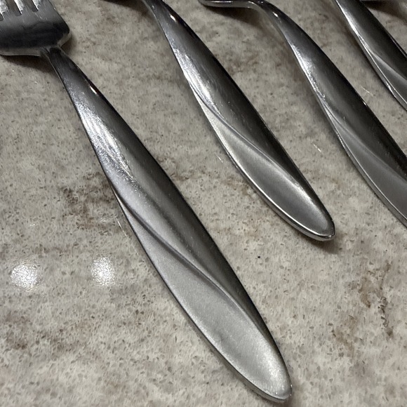 Set of 5 Oneida SIMMER Stainless Glossy Frosted Swirl Dinner Forks 8 Inch - Picture 2 of 7